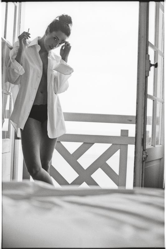Peter Lindbergh Fotograf Trouville Deauville schwarz/weiss analog Film Smoking Women Linda nachmittags Hotel