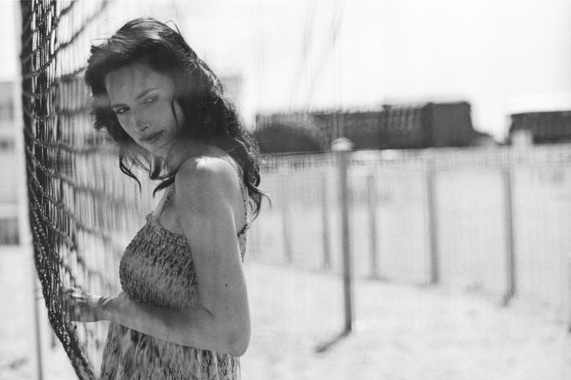 DOGMA 95 Deauville Trouville Peter Lindbergh Lars von Trier Andreas Gerhardt deutscher Fotograf Modefotografie Frau am Strand Netz Blick Augen Hände sw Analog