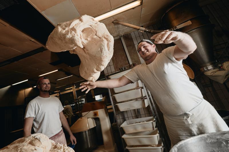Brotherstellung, Brot, Handwerk, Backwerk, Bäckerei, Pfeifle, Andreas Gerhardt, Nacht
