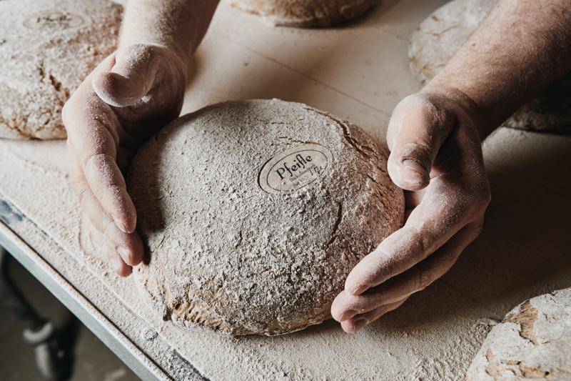 A80I6439 Brotherstellung, Brot, Handwerk, Backwerk, Bäckerei, Pfeifle, Andreas Gerhardt, Nacht